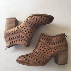 Söfft Westwood Cutout Bootie